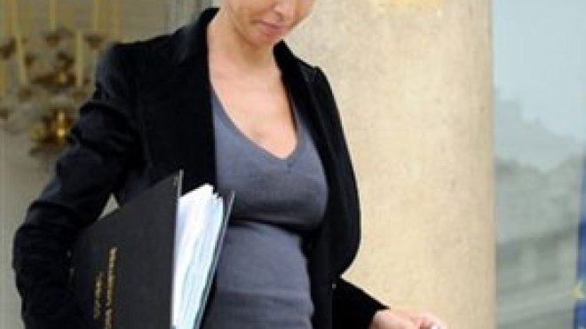 والد ابنة الوزيرة داتي قطري الجنسية