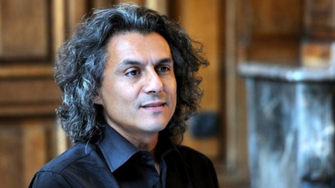 رشيد نكاز: تمكنت من العودة إلى باريس بفضل الصحافة الجزائرية