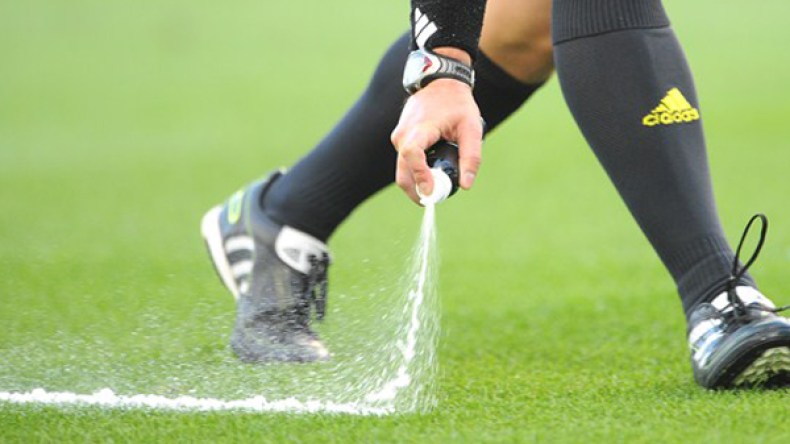 نحو استخدام الحكام للرذاذ المتلاشي في مباريات البطولة المحترفة