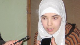 راضية.. تتحدى العزلة والمرض بنظرة عصامية إبداعية