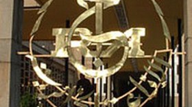 العقوبات تزيد من الاحتقان والإذاعة على فوهة بركان