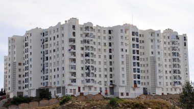 Sellal promet d’éradiquer la crise de logement à l’horizon 2018