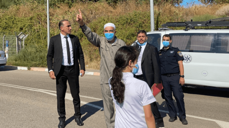 مئات الفلسطينيين يودعون الشيخ رائد صلاح قبيل نقله للسجون الإسرائيلية