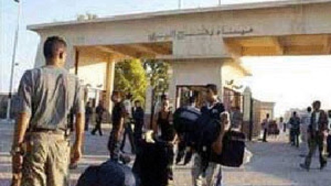 فريق طبي جزائري ينتظر في طابور إغاثة الضحايا بغزة