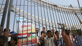 الفلسطينيون يستفيقون على كابوس غلق معبر رفح ويعتصمون أمامه