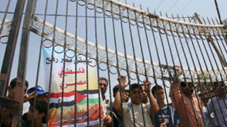 الفلسطينيون يستفيقون على كابوس غلق معبر رفح ويعتصمون أمامه