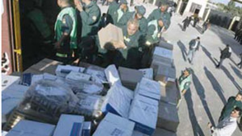 المساعدات العربية والدولية تواصل تدفقها على العريش