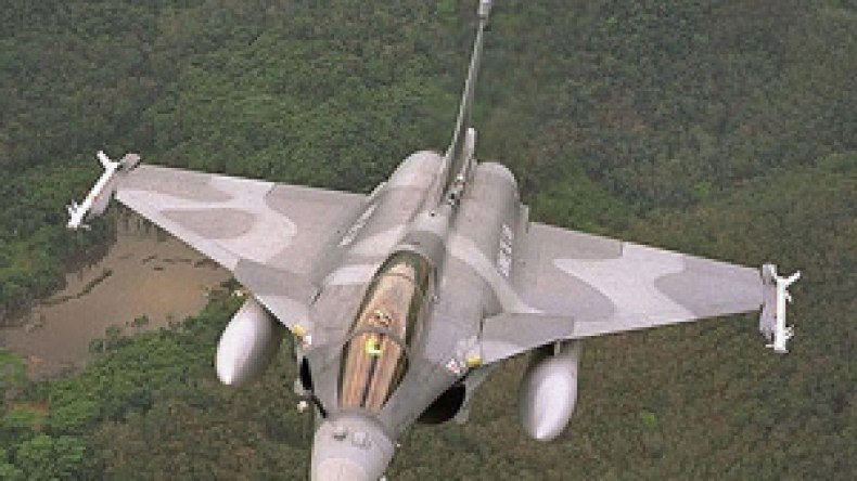 فرنسا تقترب من إبرام أول صفقة بيع لطائرة “رافال”