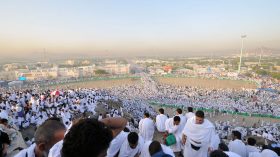ضيوف الرحمن يفيضون إلى صعيد عرفات