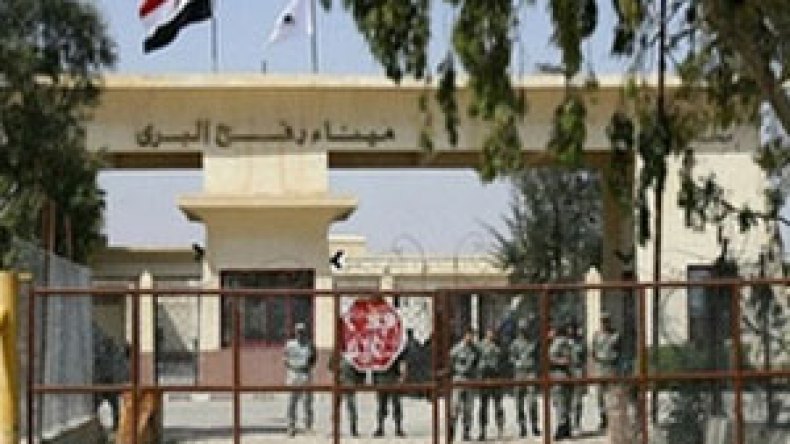 “نقيم بمنطقة صحراوية قاحلة ومصرون على دخول غزة”