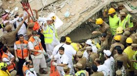 صور جرافات لإجلاء الجثث تثير استياء عائلات الضحايا