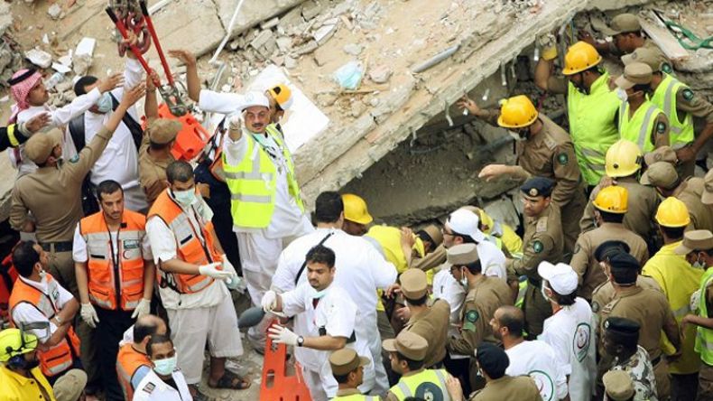 صور جرافات لإجلاء الجثث تثير استياء عائلات الضحايا