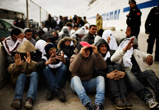 Italie: mutinerie et fuite collective de harraga algériens, marocains et tunisiens d’un centre d’internement