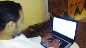 الأنترنت أذهبت عقل زوجي وأخشى أن يكون على خيانة إلكترونية