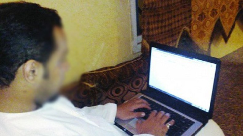 الأنترنت أذهبت عقل زوجي وأخشى أن يكون على خيانة إلكترونية