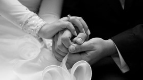 هل من المنطق أن أكون صديقته لا زوجته؟