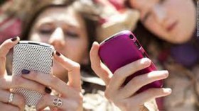 رسائل‮ ‬غرامية‮ ‬في‮ ‬هاتف‮ ‬ابنتي‮ ‬المراهقة