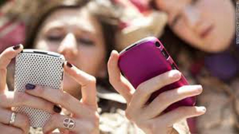 رسائل‮ ‬غرامية‮ ‬في‮ ‬هاتف‮ ‬ابنتي‮ ‬المراهقة