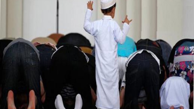 إبني‮ ‬يدعي‮ ‬صلاة‮ ‬التراويح‮ ‬ليلهو‮ ‬مع‮ ‬أصحابه‮ ‬
