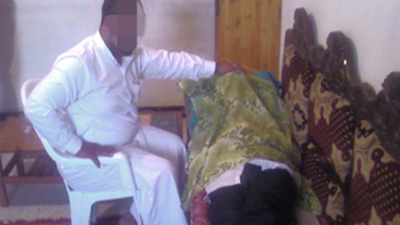 رقاة يمارسون الحرق والخنق.. وآخرون يصعقون مرضاهم بالكهرباء