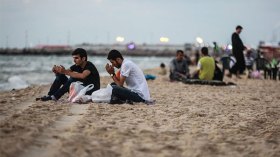 شواطئ مستغانم تستقطب موائد الإفطار والسحور
