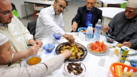 رائحة “الشربة” و”الزلابية”..  تقطع البحور لترجعهم الى الوطن