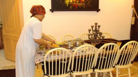 رمضان سنة أولى زواج.. نساء يبكين فراق أهلهن