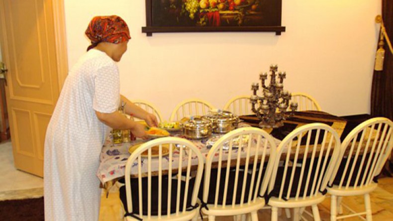 رمضان سنة أولى زواج.. نساء يبكين فراق أهلهن