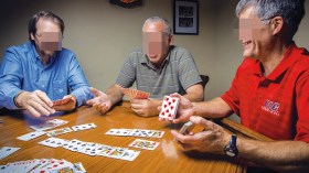 صائمون يقومون الليل على موائد القمار