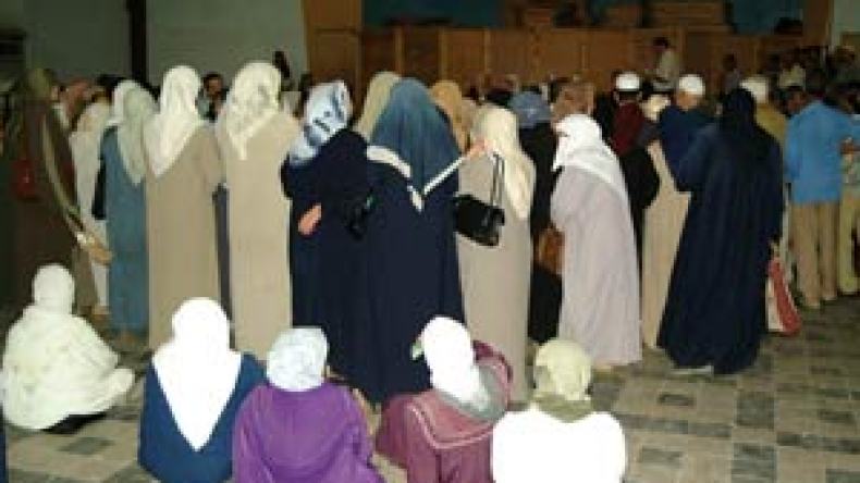 تجاوزات في توزيع قفة رمضان وموتى ضمن قوائم المستفيدين!