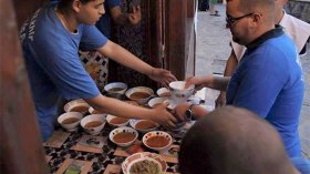 مواطنون يتنافسون على خدمة عابري السبيل بالبويرة