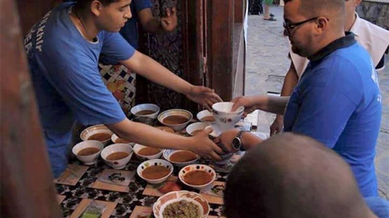 مواطنون يتنافسون على خدمة عابري السبيل بالبويرة