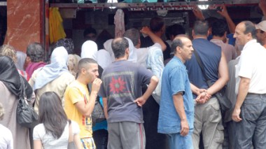 Bousculades et queues devant les étals malgré la flambée des prix