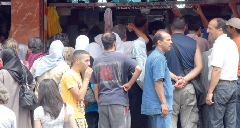 Bousculades et queues devant les étals malgré la flambée des prix