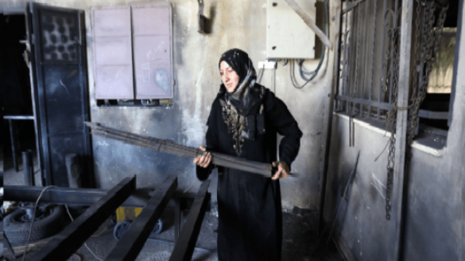 الفلسطينية رنيم صفدي تلغي فيتو الاحتكار في مهنة الحِدادة