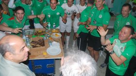 خليوزيتش ألقى خطابا حماسيا على اللاعبين في الفندق