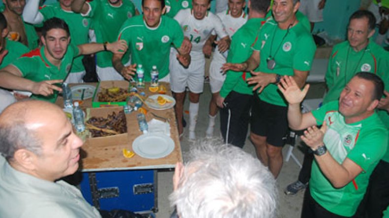 خليوزيتش ألقى خطابا حماسيا على اللاعبين في الفندق