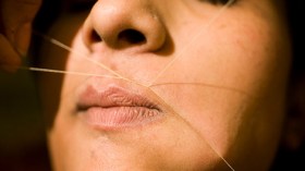 الأربعاء: إقبال على حلاق يستخدم الخيط بدل الشفرة