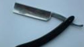 شاب‭ ‬يمزق‭ ‬جسده‭ ‬بشفرة‭ ‬حلاقة‭ ‬احتجاجا على الحقرة والظلم‭ ‬