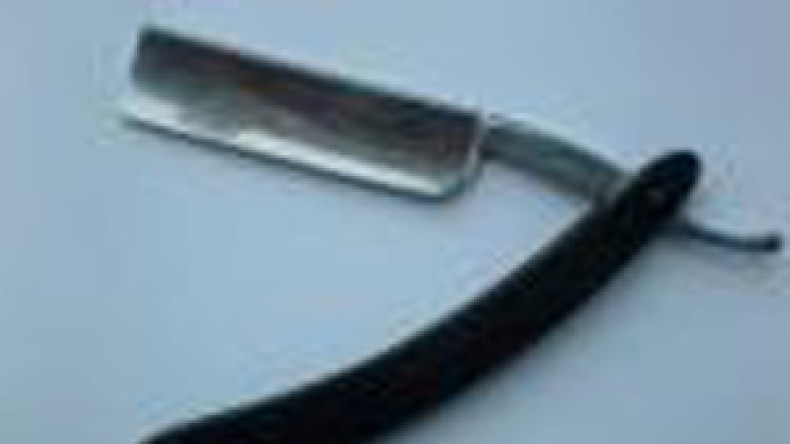 شاب‭ ‬يمزق‭ ‬جسده‭ ‬بشفرة‭ ‬حلاقة‭ ‬احتجاجا على الحقرة والظلم‭ ‬