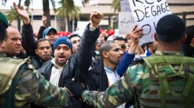 تونسيون  يقتحمون  مقر  التجمع  الدستوري  ويحطمون  واجهته