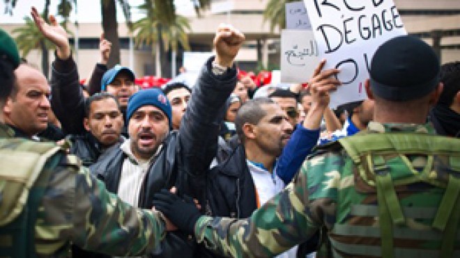 تونسيون  يقتحمون  مقر  التجمع  الدستوري  ويحطمون  واجهته