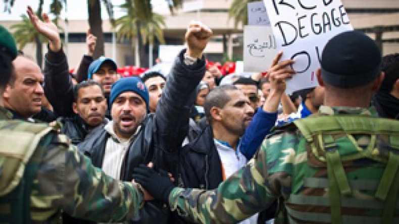 تونسيون  يقتحمون  مقر  التجمع  الدستوري  ويحطمون  واجهته