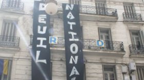 المقاطعة بالشموع والرايات السوداء ونعش الميت في مقر الأرسيدي