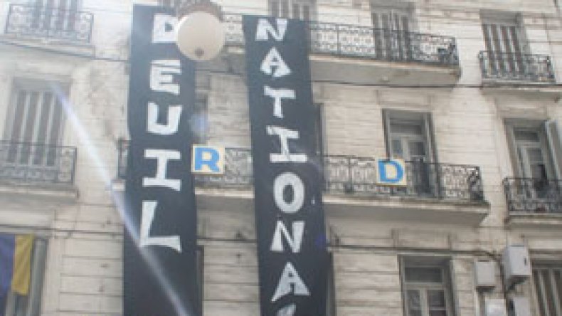 المقاطعة بالشموع والرايات السوداء ونعش الميت في مقر الأرسيدي