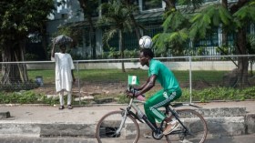 نيجيري يدخل كتاب “غينيس” بِدرّاجة وكرة!