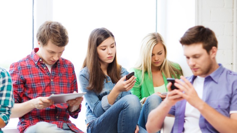 تطبيقات شيطانية على الأيفون تشجع الشباب على الانحراف والشذوذ