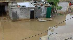 السيول تحاصر السكنات الفوضوية بحي بيتافي ببئر خادم