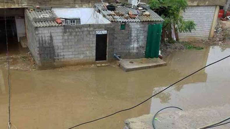 السيول تحاصر السكنات الفوضوية بحي بيتافي ببئر خادم