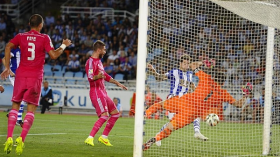 الريال يُمنى بهزيمة مفاجئة وقاسية.. وبرشلونة تكتفي بالأهم